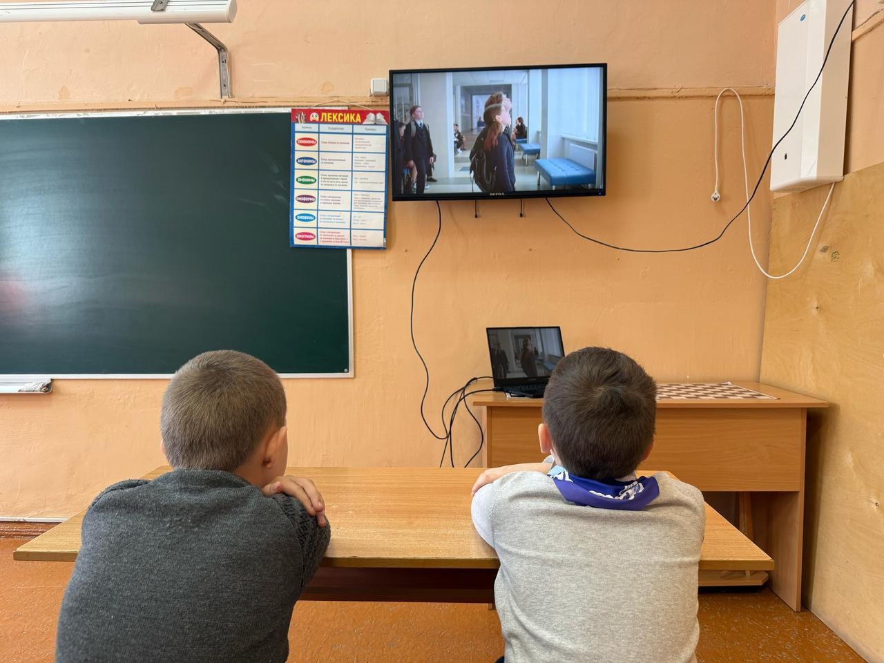 КиноурокившколахРоссии учениками.