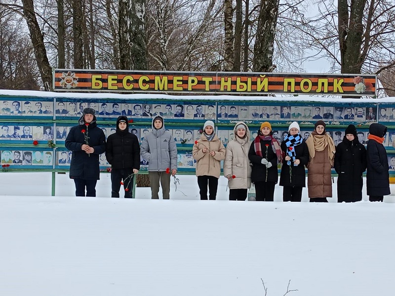 Митинг и церемония возложения цветов на городском Мемориале «Вечный огонь».