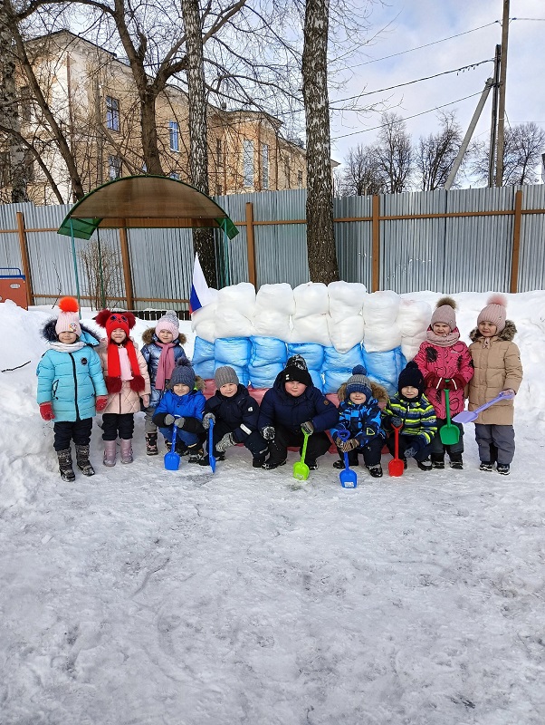 Мы из снега крепость строим.